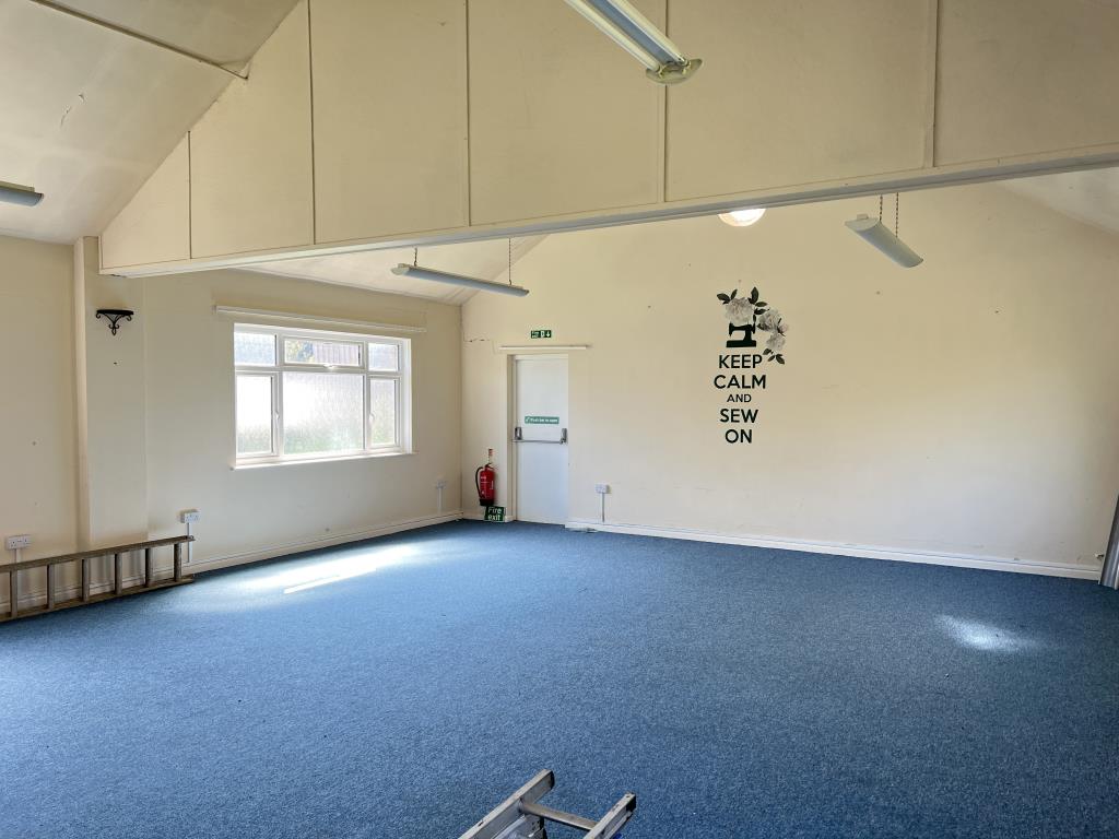 Lot: 51 - FORMER CHURCH WITH PLANNING PERMISSION FOR CONVERSION AND VACANT HALL - Former community hall with carpet and smooth plastered painted walls